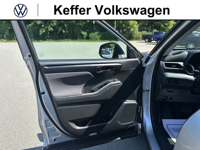 2022 Toyota Highlander LE